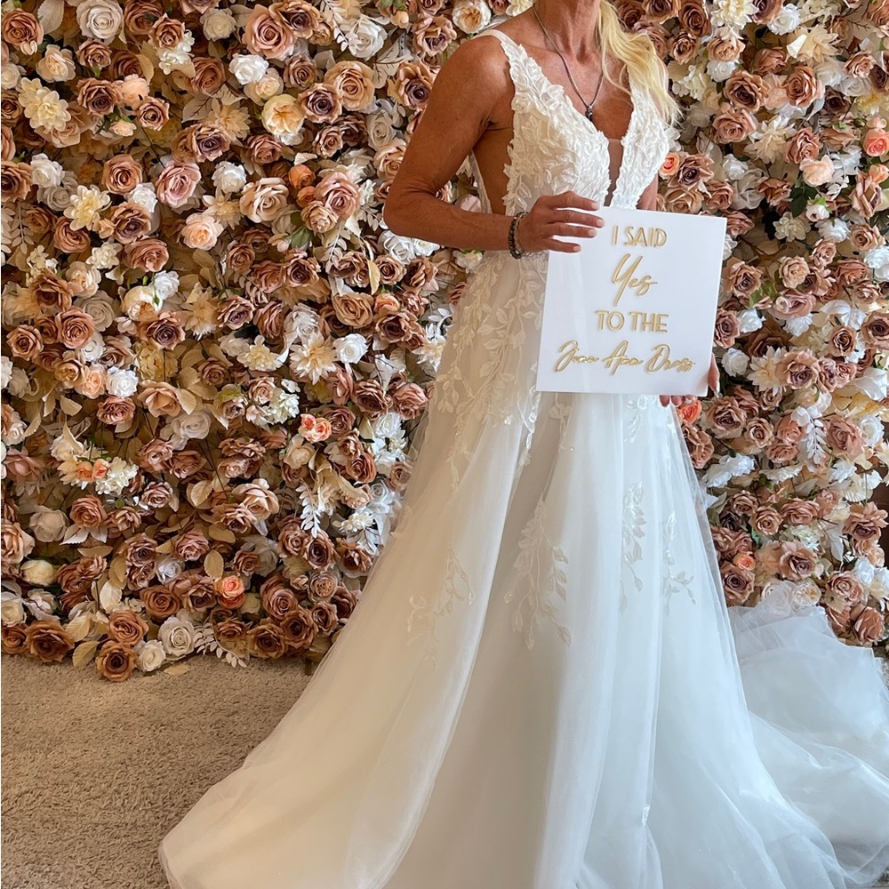 Beautiful Jana Ann Couture Wedding Dress